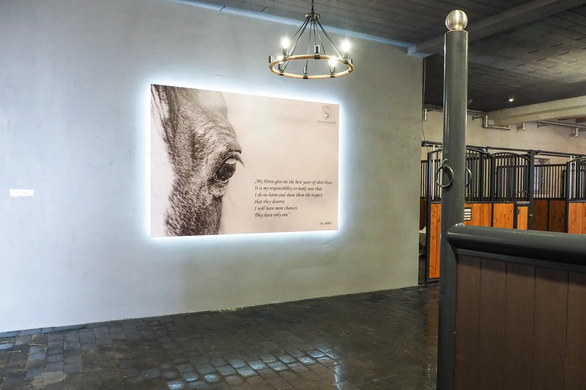 Sentio Equestrian — wnętrze stajni w Trątnowicach, Małopolska